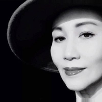 在欧(🇮🇹🇧🇪🇳🇱🇫🇷)歴うん十年の♀日本人🇯🇵です。日本でファッション誌の編集者を経て旅行・料理など一般誌でフリーライター→イタリア🇮🇹の料理エッセイやガイドブックを出版→還暦を機に画を売る!現在在仏21年目。チワワのアトムと桃子🌈のママです😘