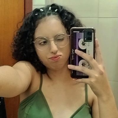 a menina boba do interior, que não aprendeu a viver ainda
