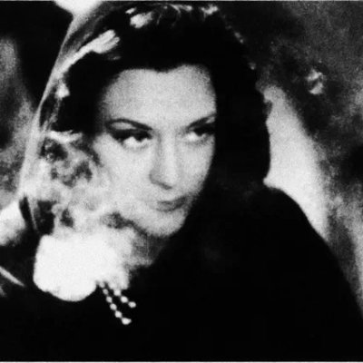 台湾出身の彼女。
初めて映画館で観た映画は、古き白黒のフィルム。
スクリーンに映し出された物語は、今でも心に残っている。
それ以来、映画の中で時代を旅することが私の日課になった。
「映画は、ただの娯楽ではなく、過去と現在を繋ぐ大切な時間。」
毎週、古い映画を観ながら、心の中で新しいストーリーを作り出している。🎥