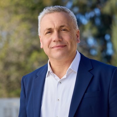 Lic. en Educación Física, padre de 4 hijos, Radical. Secretario de Gobierno Municipalidad de Las Heras Candidato a Senador Provincial