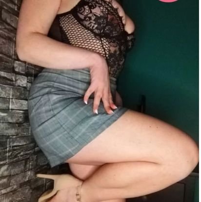 Just a Mummy next door, who likes a little extra spice in her life 🌶️ super ripe panties ALWAYS! Get in the queue boys, who wants the first sniff 👃