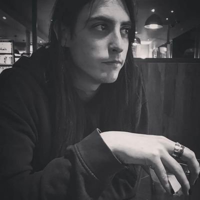 Las biografías son para gente que ha hecho algo en la vida, que os venís arriba muy rápido 🎸🔥🪓