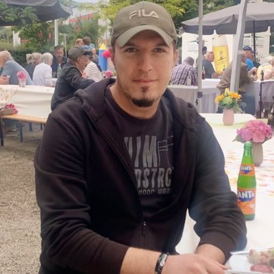 إذا وضعوك أمام خيارين النفاق أو البعد ، عليك أن تختار البعد .