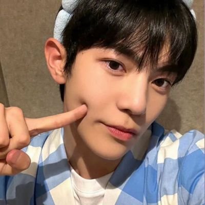 ✧*。〜 #박건욱 loving gun wook a lot. OT9 🩵 also vote for b2p #박동규 #유강민 #쉬칭위