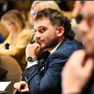 28 años - Abogado - Maestrando en Derecho Procesal 🇦🇷 - Esp. en Teoría del Delito y Resp. Penal de las PJ 🇪🇸- Dip en Derecho Penal- Concejal- Vice Pte. 3ero