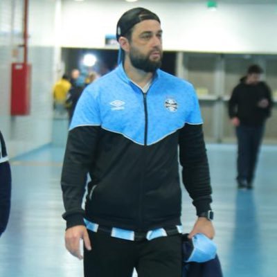 Um Gremista de pai Palmeirense e avô Colorado,Sempre otimista com seu Grêmio e odeia torcedores de boa hora e ama muito seu filho Gabriel.⚽✋