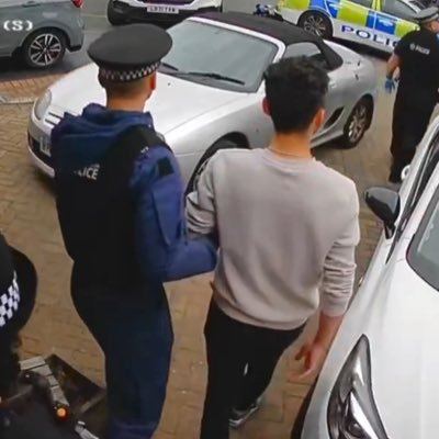 support me here https://t.co/Mr6po5Jz1v citizen journalist, currently arrested and bailed by the state for my work. ex army reservist💂♀️