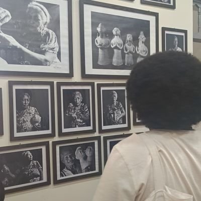 Um garoto preto cursando psicologia com 1 unidade de poema publicado ( não me irrita que eu surto fácil...