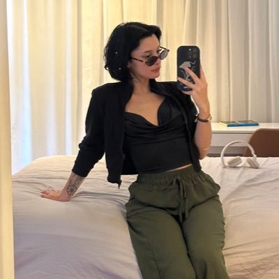 Perfil pessoal de uma ninfomaníaca, vendedora de conteúdos que teu macho compra, escritora e futura psi caso tudo dê errado.