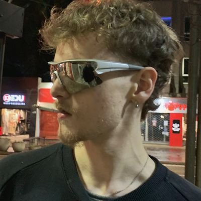 apenas_be's profile picture. don’t try to understand and just feel it