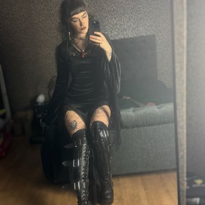 Love to every one ❤️ centre#smoke Goddess ,fetish model /kinky worship) / B.D.S.M / experimental architect and professional fancy dominant🩵🩵