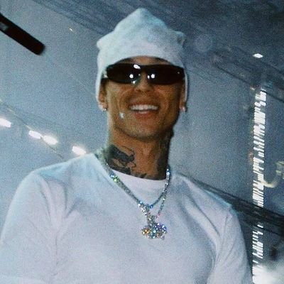 centrallcee_'s profile picture. rompi com o mundo, queimei meus navios.