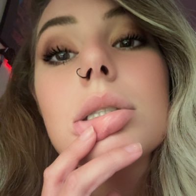dont let the sweet face & natural lips fool you😈 tell me what to do🙃 or dont 🥵 i love to play with myself but i love having someone tell me what to do😍