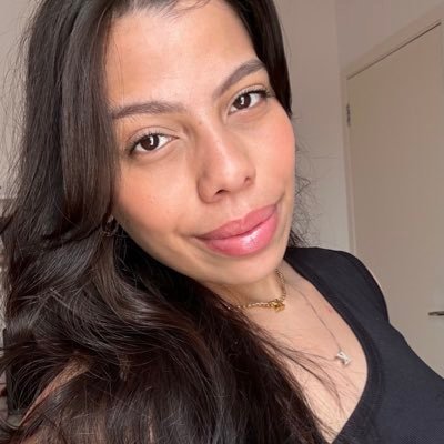 morena, tatuada, rica e bonita. essa é a rihanna, eu sou a karol