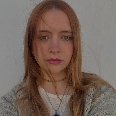 crisiserbak's profile picture. 🇺🇾 siempre escribo y a veces pinto