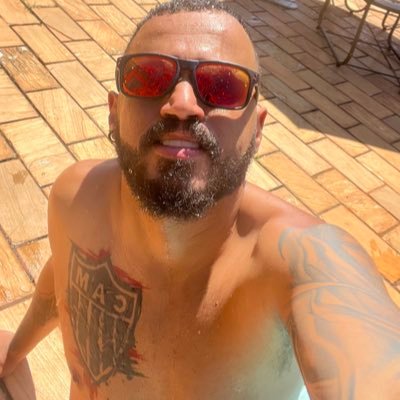 Atleticano saco roxo, filho da simplicidade, filósofo de boteco, amante de futebol, cerveja, pagode e Tupac Shakur. @atletico @realmadrid @2pac
