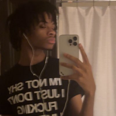 19 | 🇺🇸wannabe content creator😋 | I post bloxburg and sims 4 content | Tiktok: https://t.co/Ga9OANtv2g