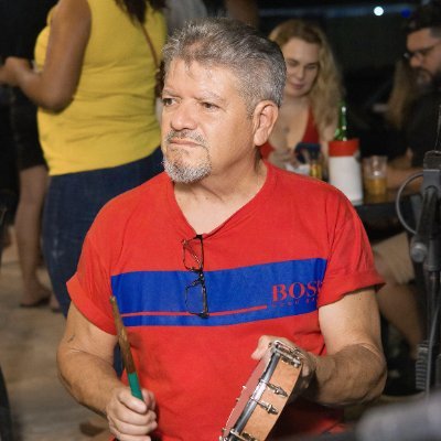 Professor, músico, poeta, compositor, produtor cultural.
Compõe música para novela, filme, aniversário, etc...