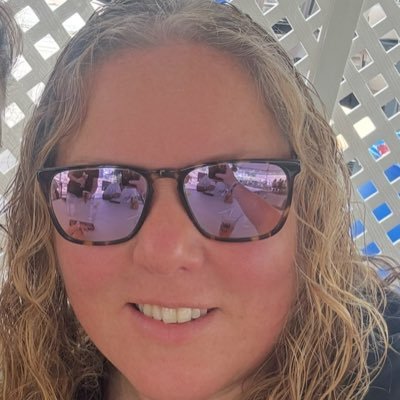 Wife, hockey mom 💜💙, educator (23 yrs)..loves coffee, books, music, and quiet weekends in the Catskills 🌲 🐻 and the occasional beach days 🌊 🐚