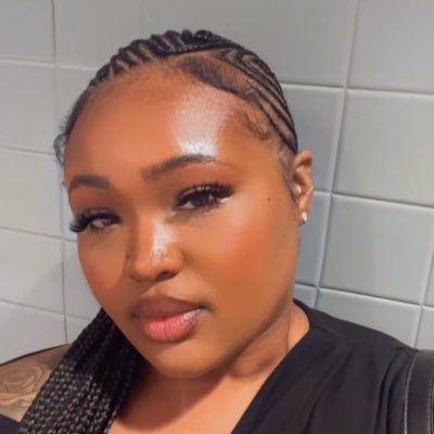 somewhere drinking water and minding my business 🧘🏾♀️