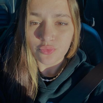 Abriiil_M's profile picture. 