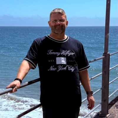 Ex Dj & Ex Radio Presenter.Music is my passion.Huge Bowie fan, Beatles ect I've been a DJ for years, and a Engineer/Welder. Big fan of Simple Minds ❤️