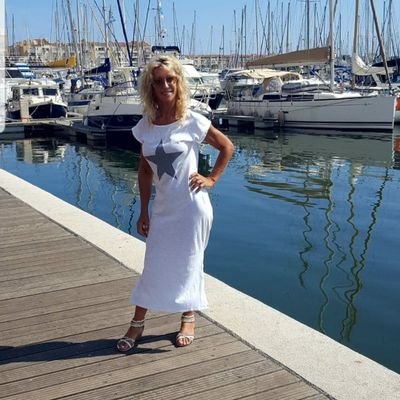 Moi c'est Marina, je suis une femme simple franche qui viens de découvrir X alors j'espère que j'aurais une bonne expérience ici