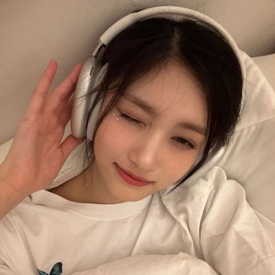 bunnyintokpop's profile picture. just joined twitter to annoy LOML  *evil laugh*