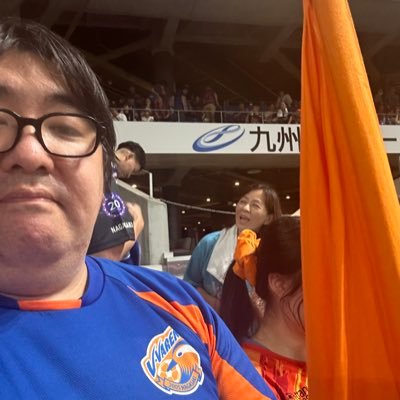 武雄北方インターそばのファミマの店長。元気な接客を心がけます。 1番の気分転換は歌。教会(当方カトリック信徒)やサッカー場(メインの応援クラブはV・ファーレン長崎ですが他クラブにも飛び込みます)で歌い、誰かのチカラになれること。これが、今の自分の1番の生きがいです。仕事やラジオとの関わりも大切にしながら…