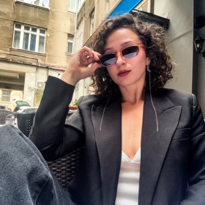 SARAJbombica's profile picture. Nije tebi dosadno, nego si ti dosadan.