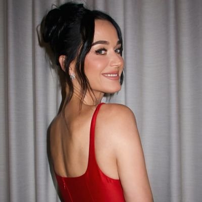 hooligan_dnv's profile picture. Selena | Katy | Harry | Marina | Bruno
                  -day by day-