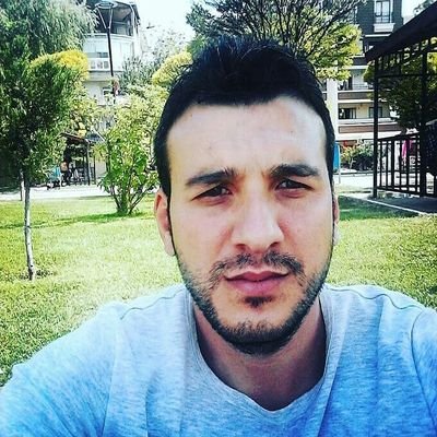 Kahve içerken, verilerle kuantum sıçraması yapmaya çalışan bir maceraperest.