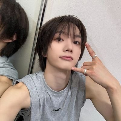 insomeep's profile picture. i want to be a cat with a leaf sprout on my head