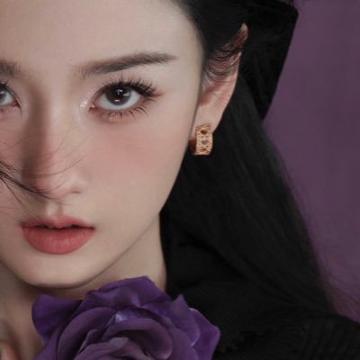 ZHAOLlYING's profile picture. “在飞奔向你的途中，请原地等我”