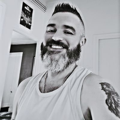 La valeur d'un homme tient à sa capacité à donner,et non celle de recevoir.
Adepte poker,tattoos,Mustang,Sophie,ASSE💚Internazionale🖤💙-🏀Kings-Heat🏀