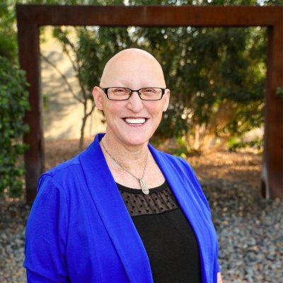 I am an empowering voice of truth and leadership and a compassionate life enthusiast. Book me to speak.
ig: @thatbaldchick fb: @thatbaldchick yt:@thatbaldchick