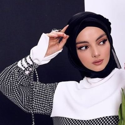 دنیا میں اگر کوئی قابل بھروسہ ہے تو وہ آپ کی اپنی ذات اور آسمان پہ وہ رب 🤍🌼
