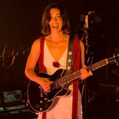 full time fan girl | free now and cedar’s biggest fan | eras metlife n1