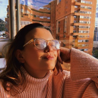 ☀️Filósofa y literata. Sería actriz. Feminista por misión, profe por vocación, editora por gusto.✨