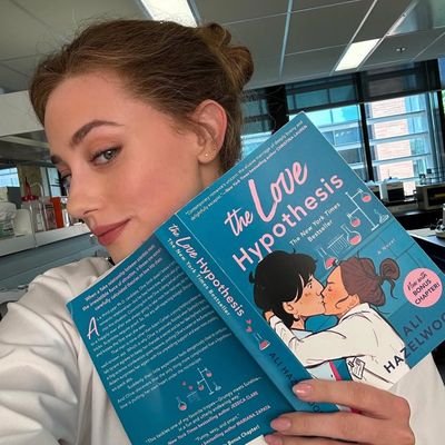 📚📖Currently reading: Love Theoretically // Random tweets // Fan Account / multifandom // illustrations sometimes