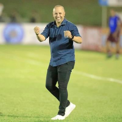 Perfil Profissional | Treinador de Futebol Profissional, graduado em Educação Física pela Universidade de Itaúna. Licença A/B CBF. Assessoria: @intermediosport
