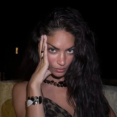 bruciasse il mondo adesso, ancora stringimi 💫