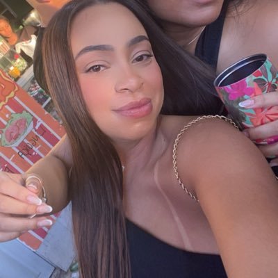 lariii_19's profile picture. Laura 💖.                     Instagram: @lariiiinascimento 🦋