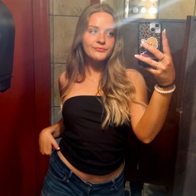 bigtitsfatass69's profile picture. 