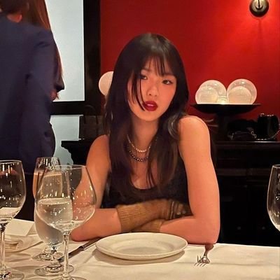 #𝐃𝐀𝐈𝐒𝐘𝐉𝐎𝐍𝐄𝐒 once said:
big eyes, big soul, big heart, no control.