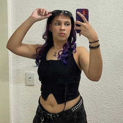 lésbica, são paulina, macumbeira, depressiva, ansiosa e engraçadinha 👽🧡