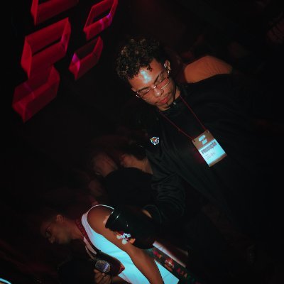 Eu saio sim, eu vou na noite, mas eu me garanto, e enquanto eu me garantir, vou continuar saindo e vou continuar fazendo meus gols