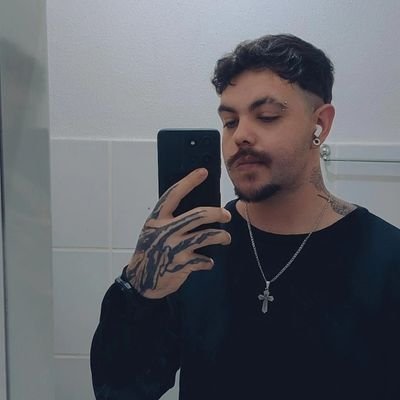 querido no céu, amado no inferno •
25 • meu gosto é simples, o colorado e uma cerveja