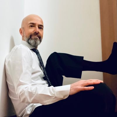 Padre, gay, felice! Cresciuto a pane e Carra’ (mamma mi chiama Rumore).Giornalista, ma qui ci solo solo pensieri personali. #single , ma spero di smettere