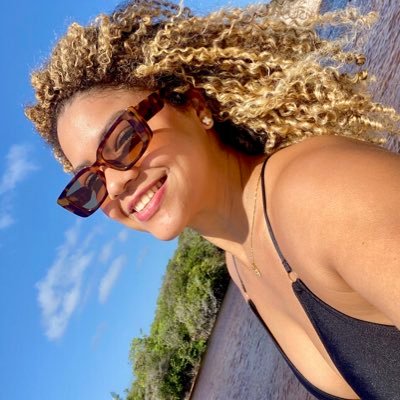 Um alter ego que pensa, fala e se expõe demais. Amo as artes, cultura tradicional, cultura pop e comunicação. Devota da Beyoncé